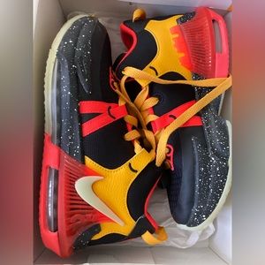Lebron Witness VII Nike Grade School size 4